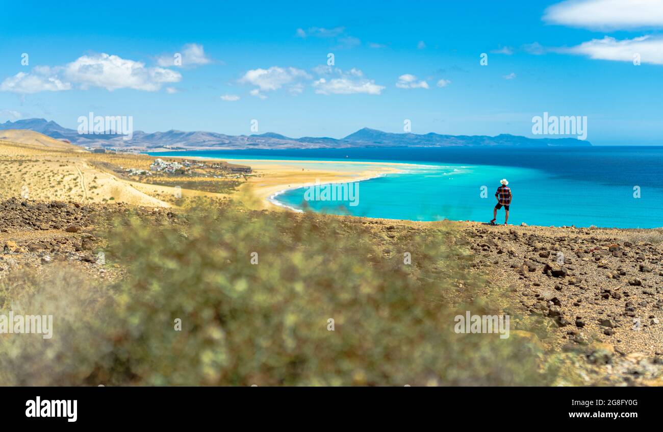 Tourist mit Strohhut Blick auf das Meer vom Mirador Del Salmo Aussichtspunkt, Costa Calma, Fuerteventura, Kanarische Inseln, Spanien, Atlantik, Europa Stockfoto