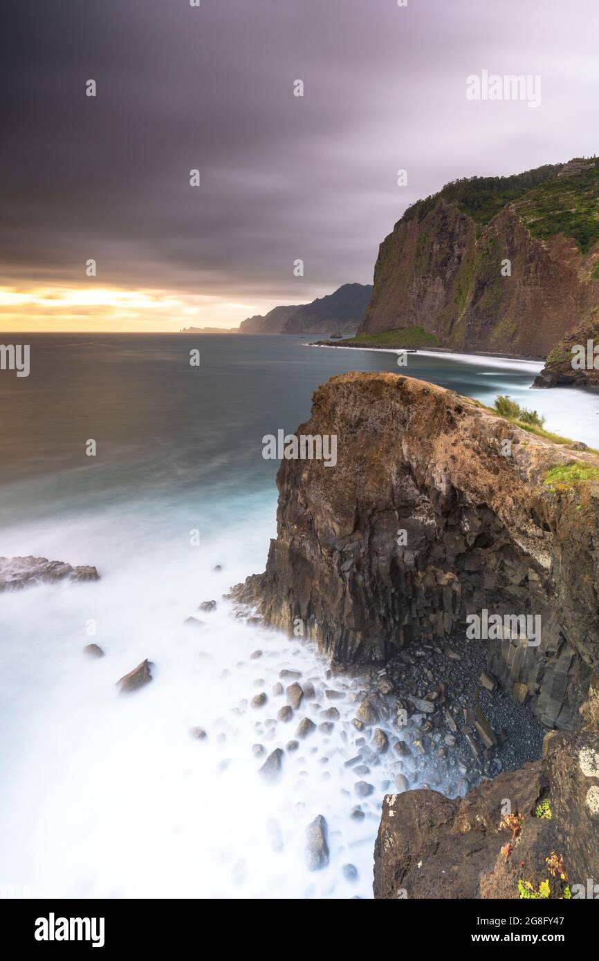 Sturmwolken über dem Atlantischen Ozean und Klippen im Morgengrauen, Insel Madeira, Portugal, Atlantik, Europa Stockfoto