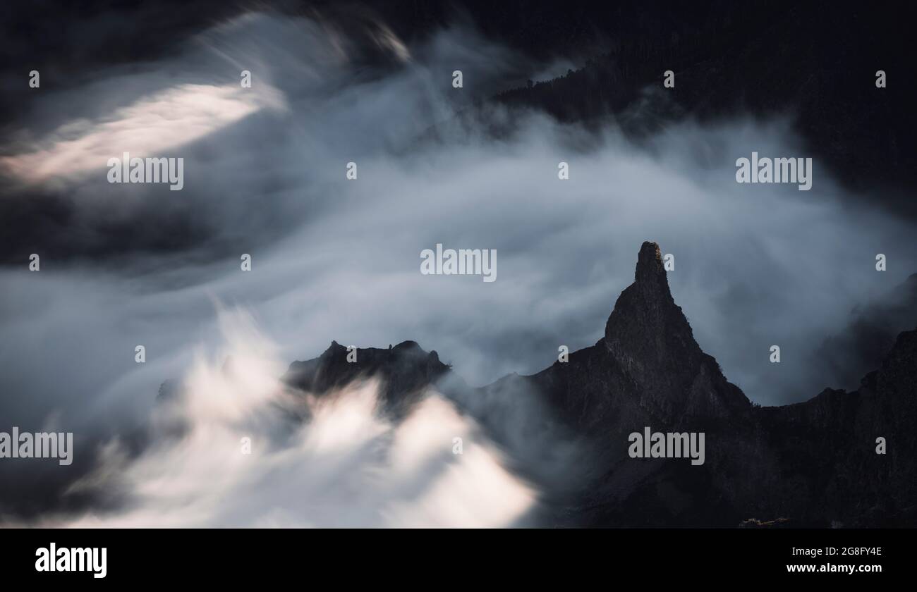 Pico Ruivo Berggipfel in einem Meer von Wolken, Madeira, Portugal, Atlantik, Europa Stockfoto