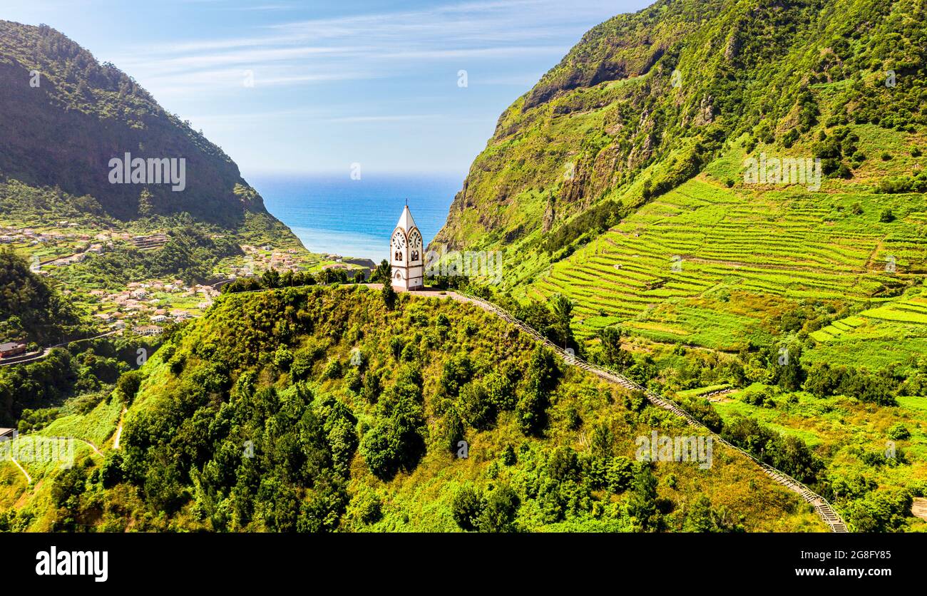 Die Kapelle-Turm Nossa Senhora de Fatima auf der Spitze der grünen Hügel, Sao Vicente, Madeira-Insel, Portugal, Atlantik, Europa Stockfoto