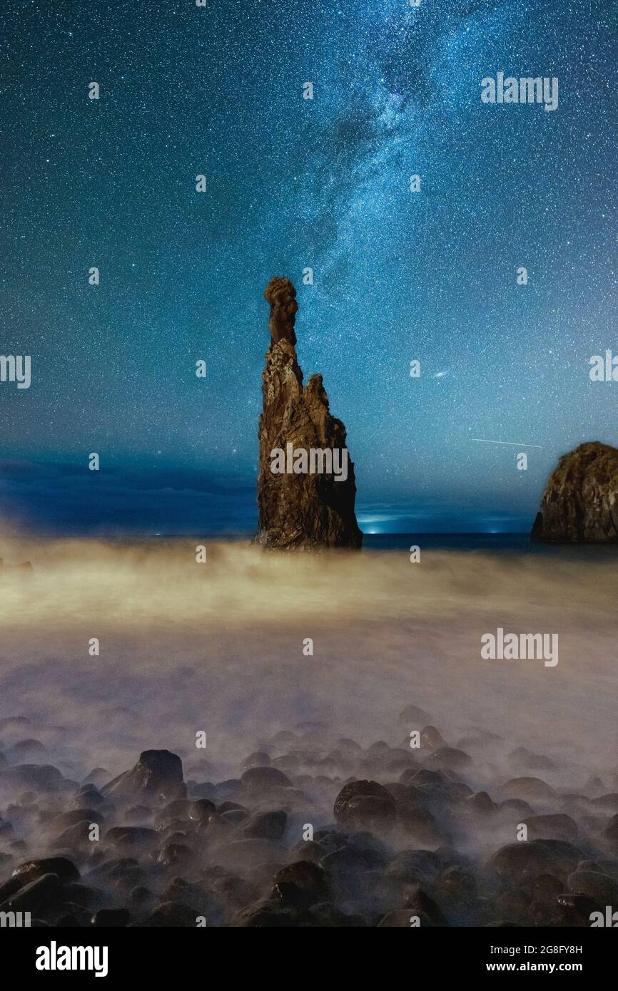 Milchstraße, die auf scharfer Felsformation von Ilheus da Rib und Ribeira da Janela im Atlantik, Madeira, Portugal, Atlantik, Europa leuchtet Stockfoto