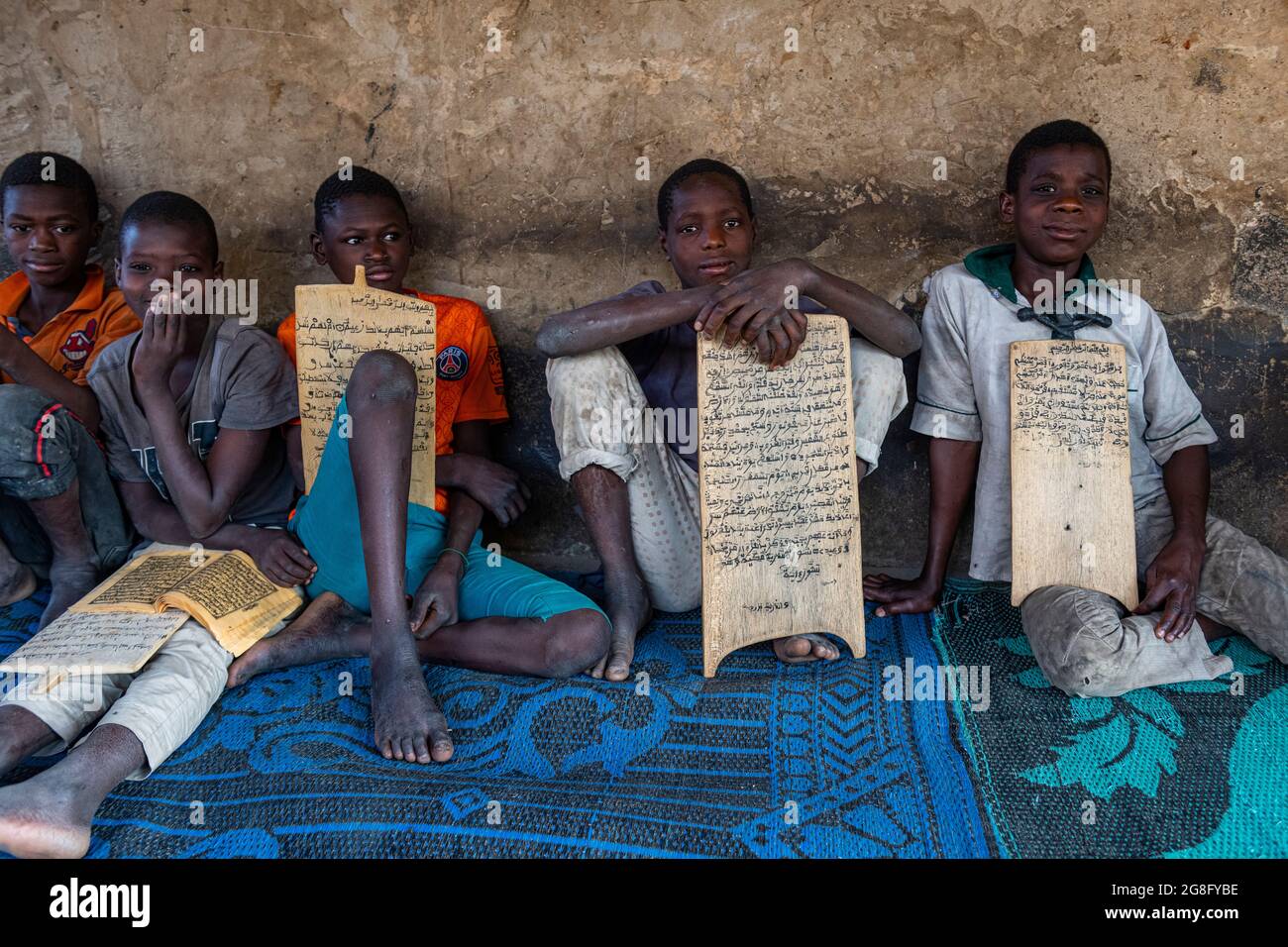 Jungen in einer Medressa mit dem heiligen Koran, Kano, Kano Staat, Nigeria, Westafrika, Afrika Stockfoto