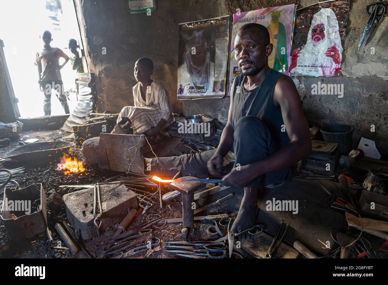 Metallarbeiter im Basar, Kano, Kano, Nigeria, Westafrika, Afrika Stockfoto