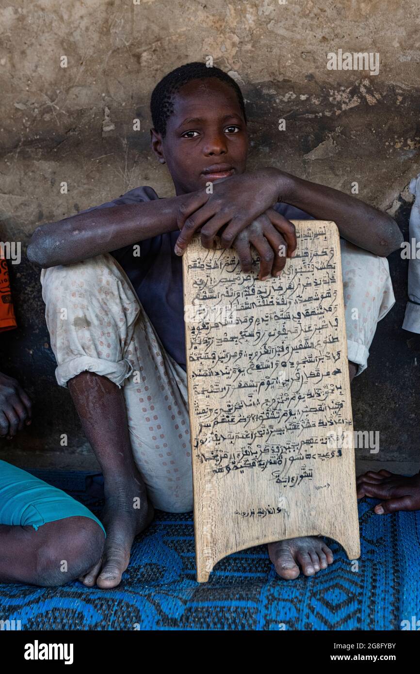 Jungen in einer Medressa mit dem heiligen Koran, Kano, Kano Staat, Nigeria, Westafrika, Afrika Stockfoto