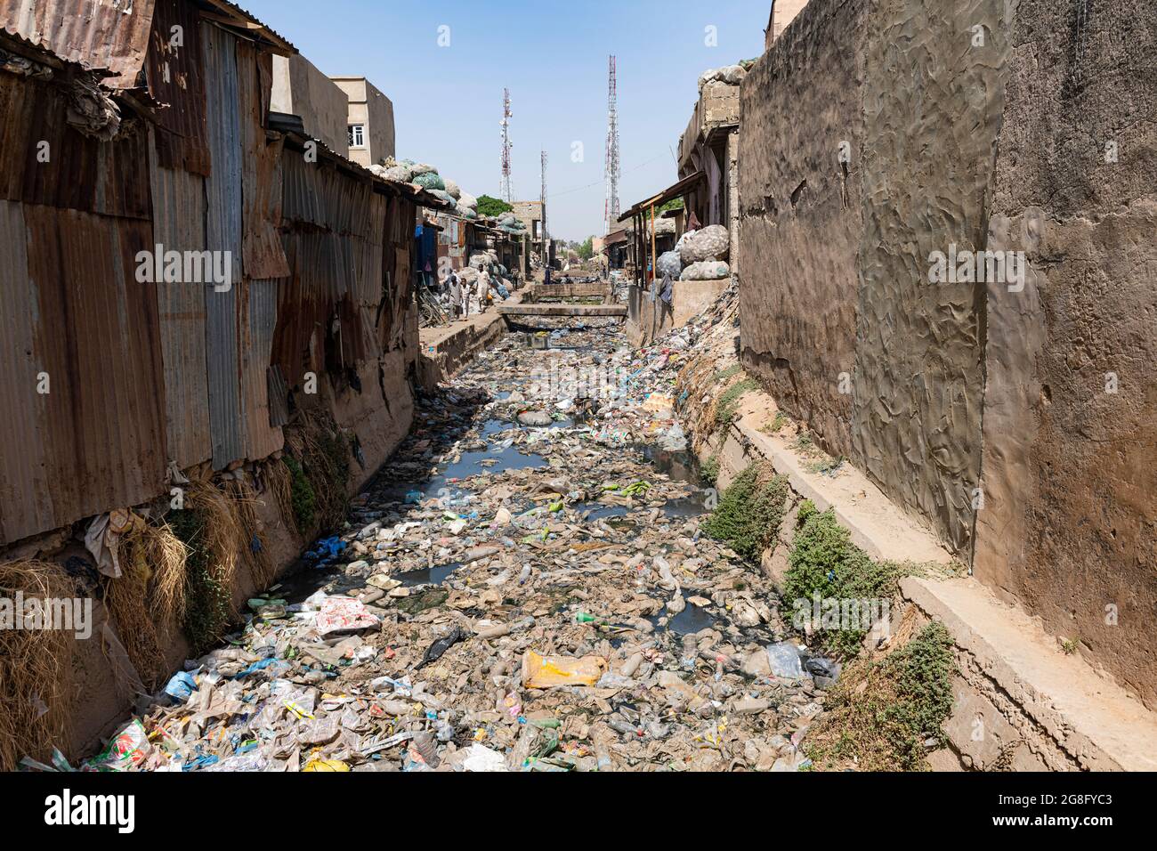 Völlig verschmutzter Wasserkanal, Verschmutzung, Kano, Kano State, Nigeria, Westafrika, Afrika Stockfoto