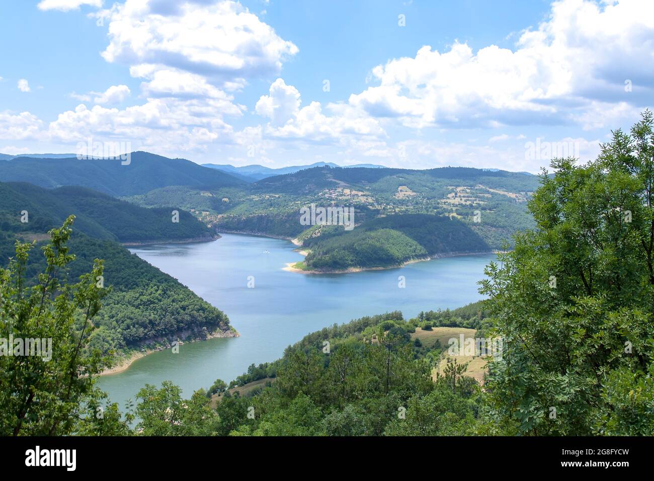 Panoramablick auf einen hohen Bergdamm. Selektiver Fokus mit geringer Schärfentiefe. Stockfoto