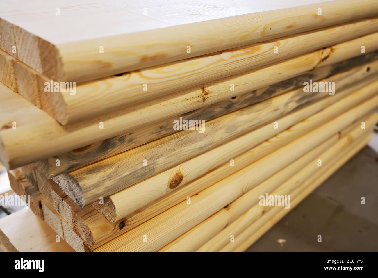 Bretter und Bauholz liegen in der Schreinerei. Holzbearbeitung. Hintergrund für den Produktlieferanten. Harthölzer. Stockfoto