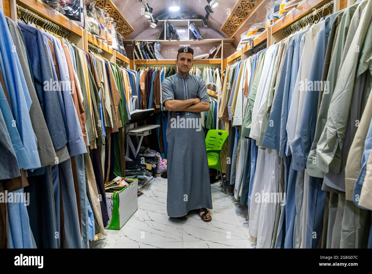 Mann in seinem Bekleidungsgeschäft, Hesekiels Grab, Al Kifl, Kerbala, Irak, Naher Osten Stockfoto