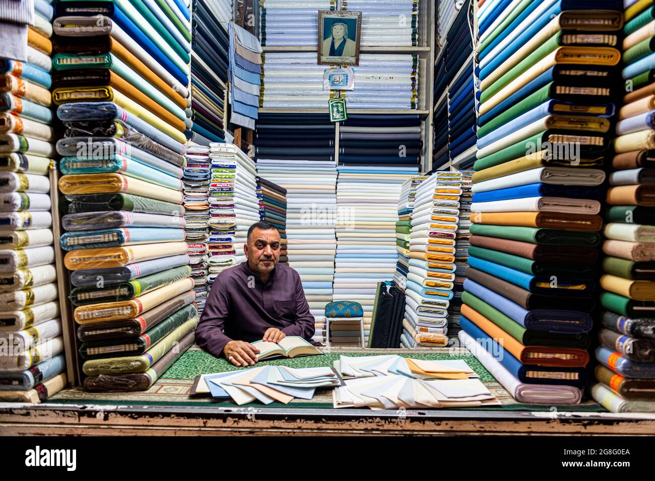 Mann in seinem Tuchladen im Imam Ali Holy Shrine, Najaf, Irak, Naher Osten Stockfoto