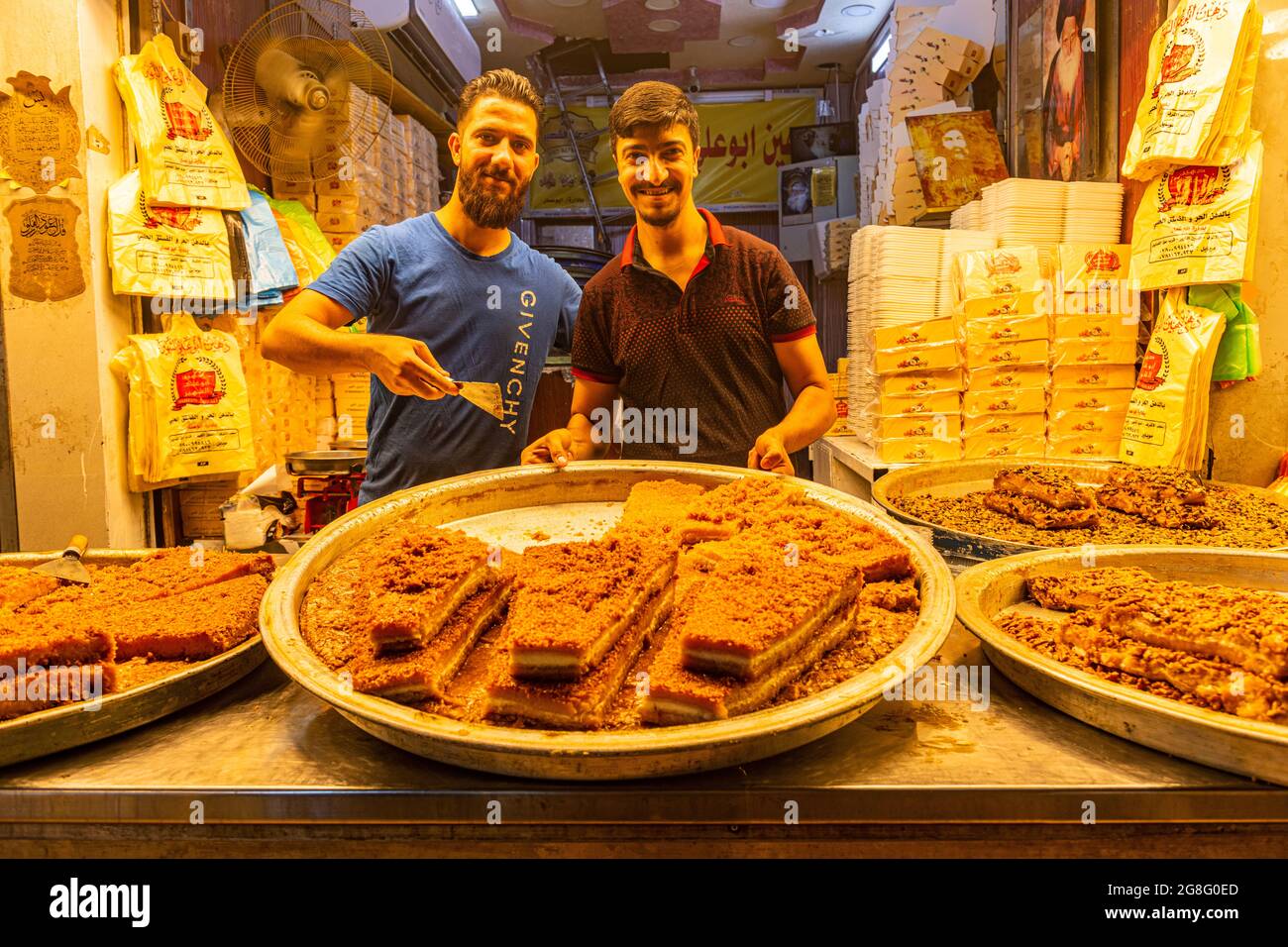 Einheimische, die Süßigkeiten verkaufen, Imam Ali Holy Shrine, Najaf, Irak, Naher Osten Stockfoto
