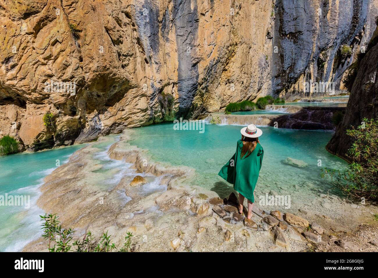 Frau, die die natürlichen Pools von Millpu, Ayacucho, Peru, Südamerika, nimmt Stockfoto