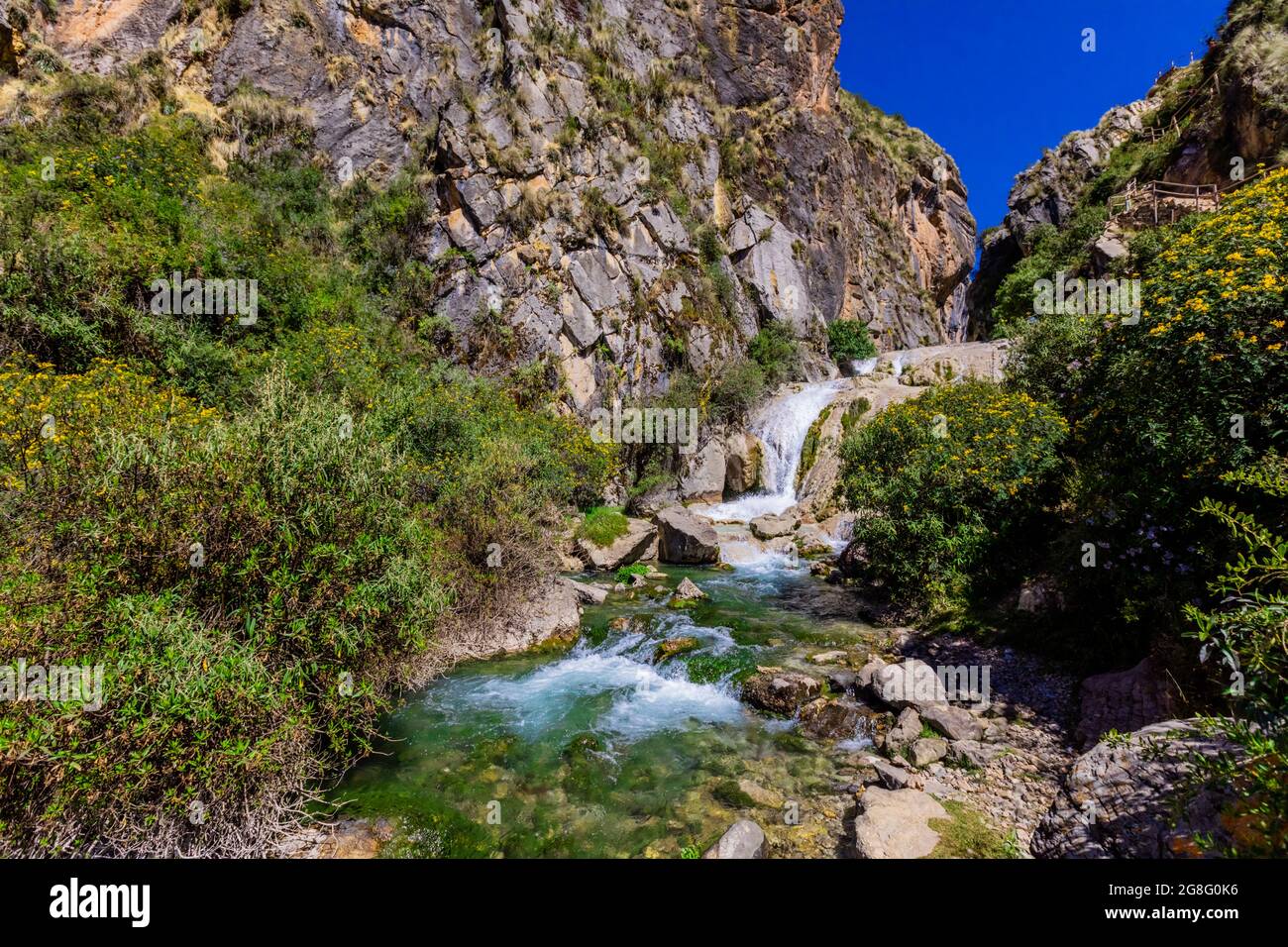 Wasserfall entlang des Inti Punku Trek, Ollantaytambo, Peru, Südamerika Stockfoto