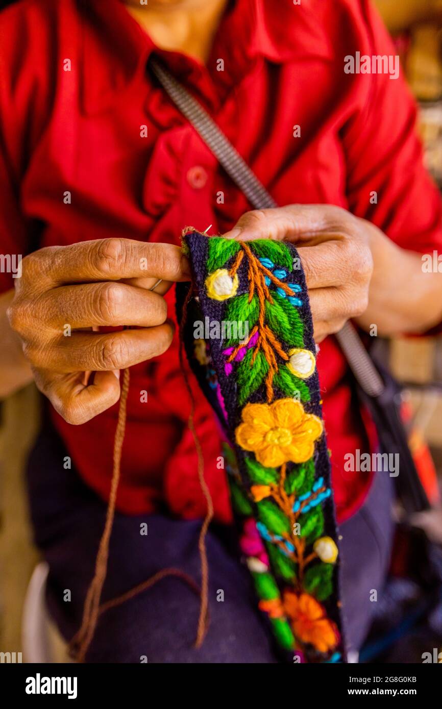 Frau stickt traditionelles Alpaka-Wollmütze-Band, Ayacucho, Peru, Südamerika Stockfoto