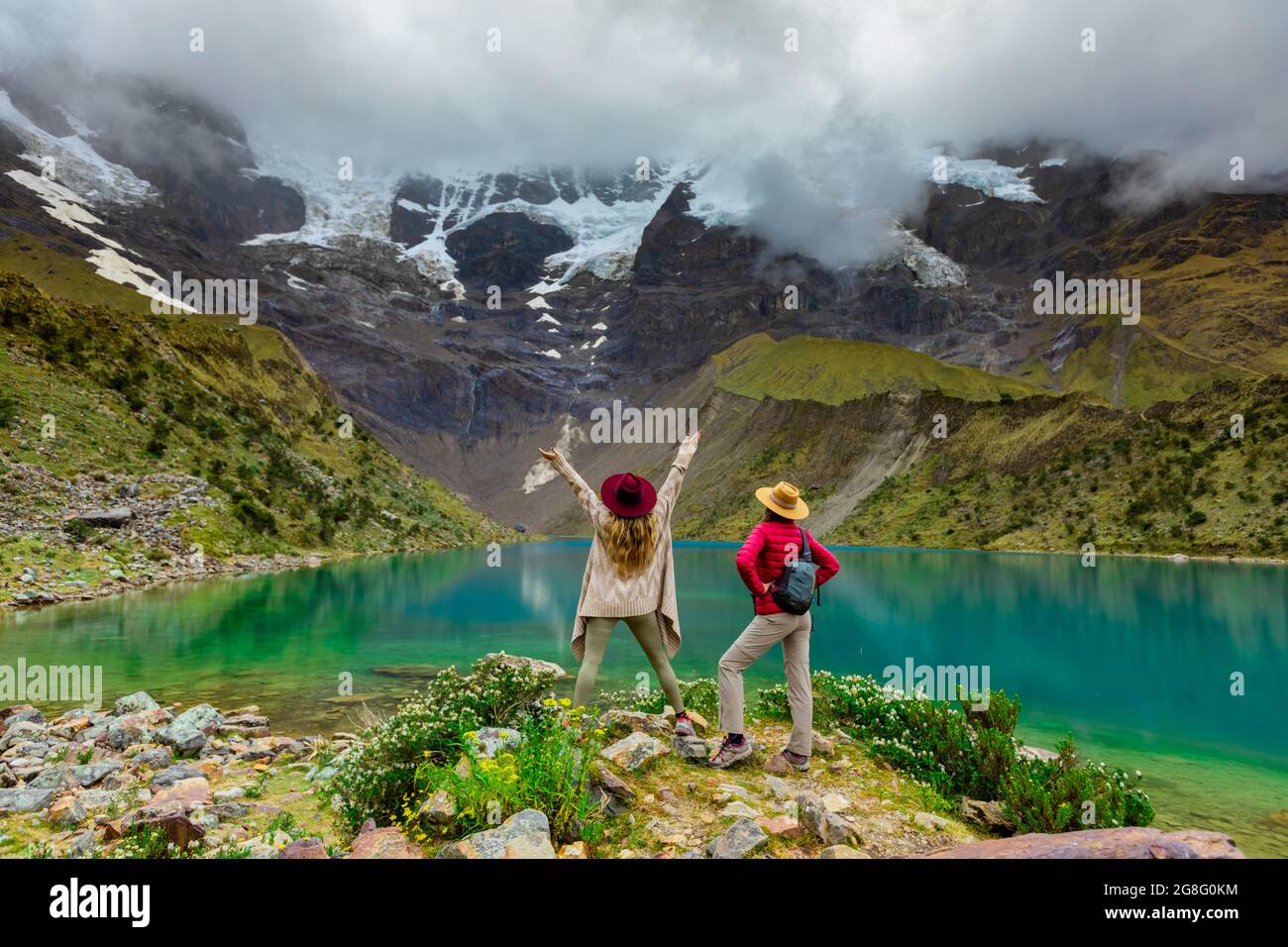 Zwei Frauen genießen den Blick auf den kristallklaren Humantay-See, Cusco, Peru, Südamerika Stockfoto