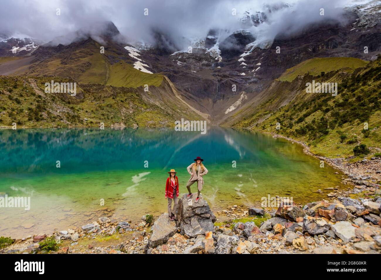 Zwei Frauen Trekking Humantay Lake, Cusco, Peru, Südamerika Stockfoto