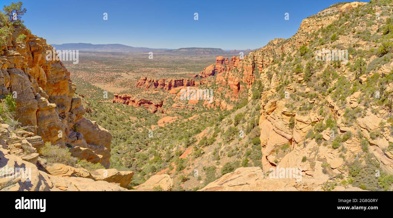 Westliche Ansicht von Sedona vom Sattelabschnitt des Bear Mountain direkt hinter dem 1st Peak mit True Peak in der rechten oberen Ecke, Sedona, Arizona, USA Stockfoto