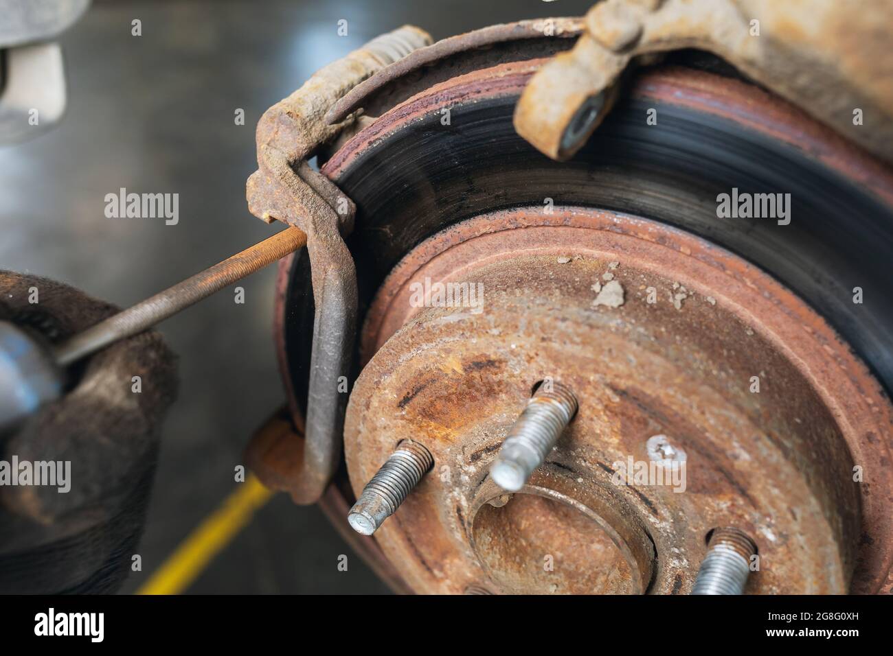 Ein Automechaniker schleift Rost an den Bremsscheiben ab, bevor er die  Bremsbeläge aus nächster Nähe auswechselt Stockfotografie - Alamy