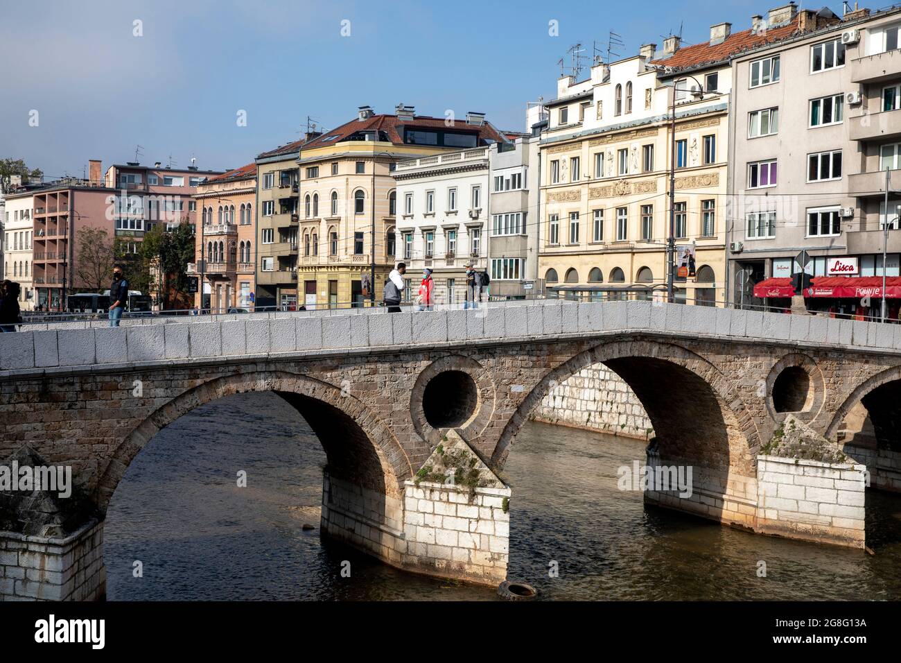 Brücke über den Fluss Miljacka, Sarajevo, Bosnien und Herzegowina, Europa Stockfoto