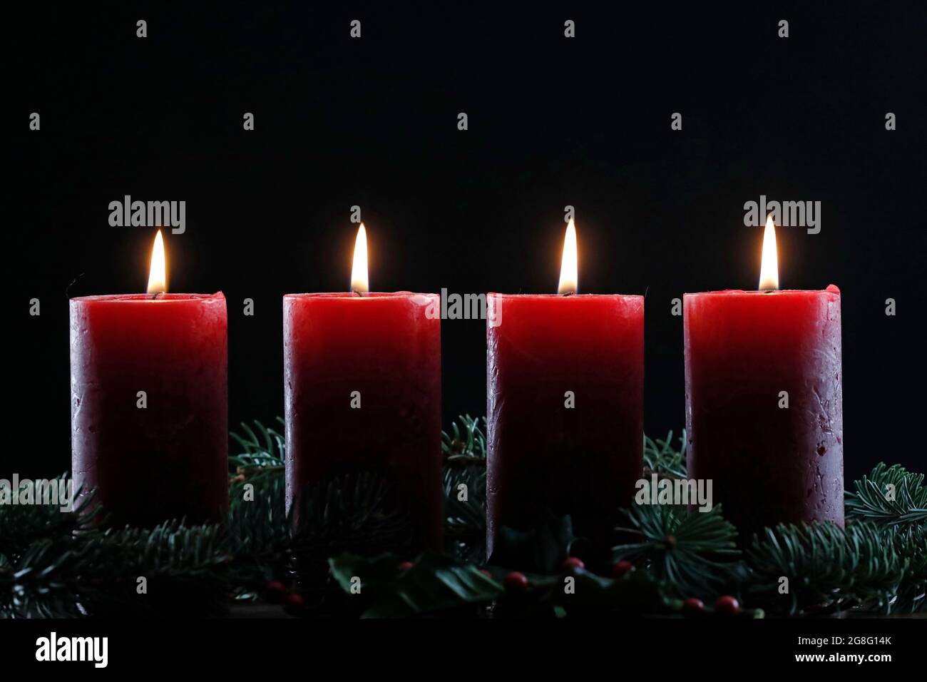 Natürlicher Adventskranz oder Krone mit vier brennenden roten Kerzen, Weihnachtskomposition, Frankreich, Europa Stockfoto