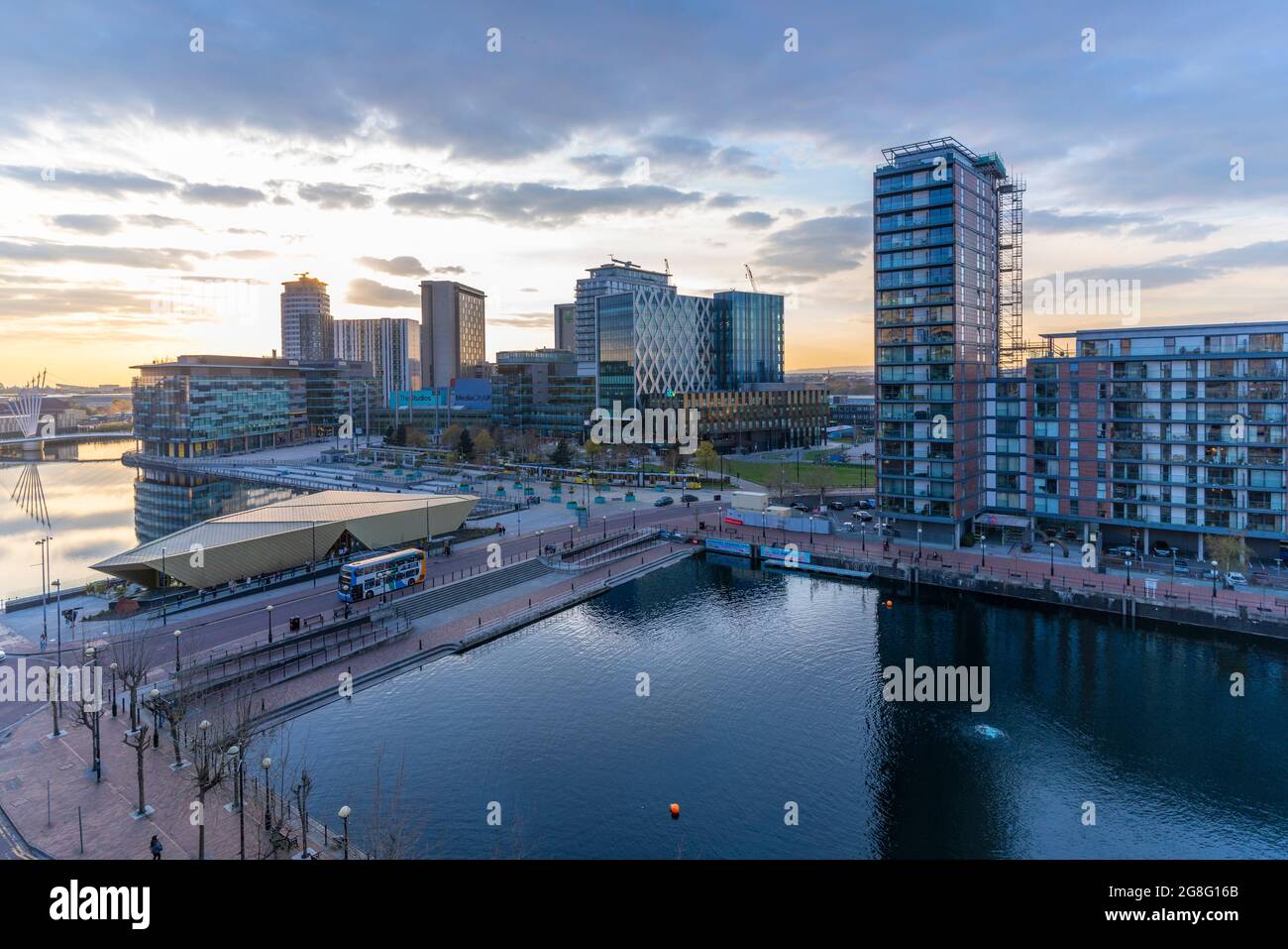 Blick auf MediaCity UK bei Sonnenuntergang, Salford Quays, Manchester, England, Vereinigtes Königreich, Europa Stockfoto