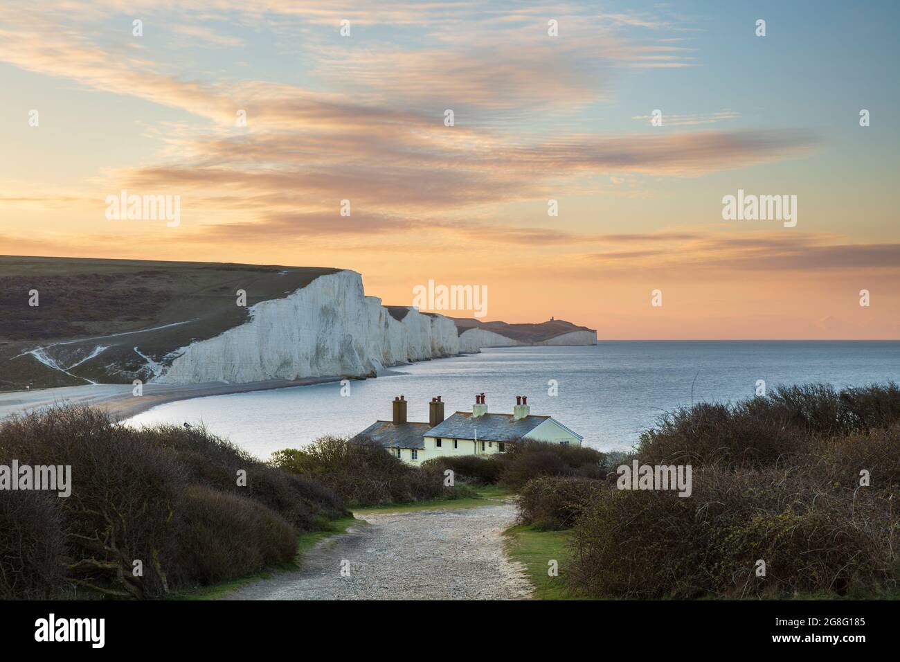 Seven Sisters und Beachy Head mit Küstenschutzhütten bei Sonnenaufgang im Frühjahr, Seaford Head, East Sussex, England, Vereinigtes Königreich, Europa Stockfoto