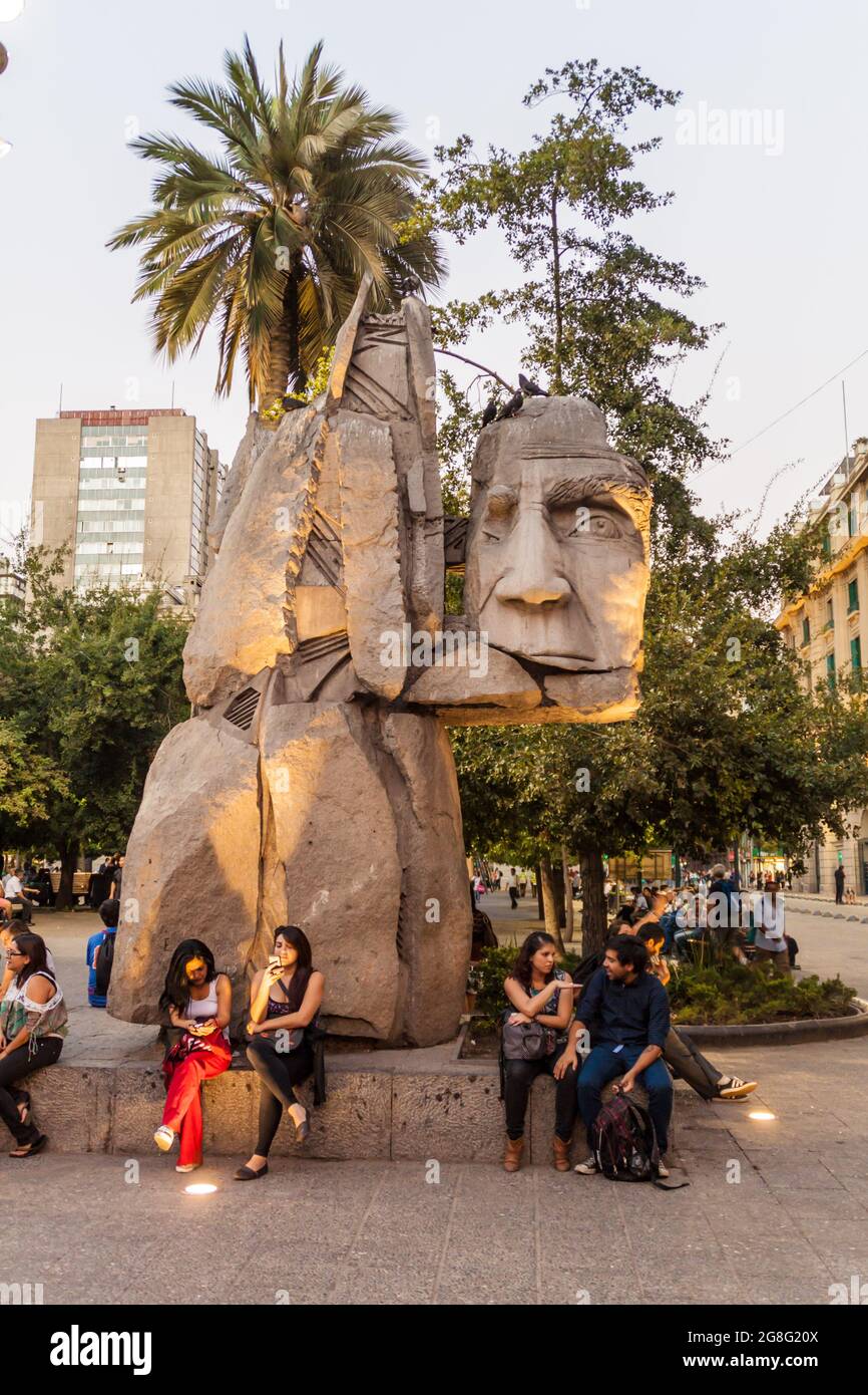 SANTIAGO, CHILE - 27. MÄRZ 2015: Statue von Enrique Villalobos, die den Indigenen gewidmet ist, Plaza de Armas, Santiago, Chile Stockfoto