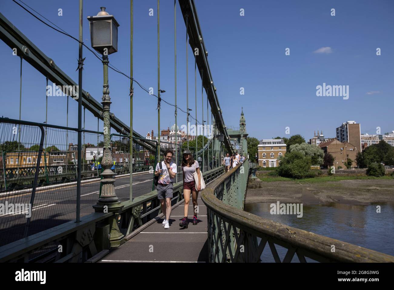 Die Hammersmith Bridge, die erste eiserne Hängebrücke, die die Themse überspannt, wird für Radfahrer und Fußgänger in West-London, England und Großbritannien wieder geöffnet Stockfoto