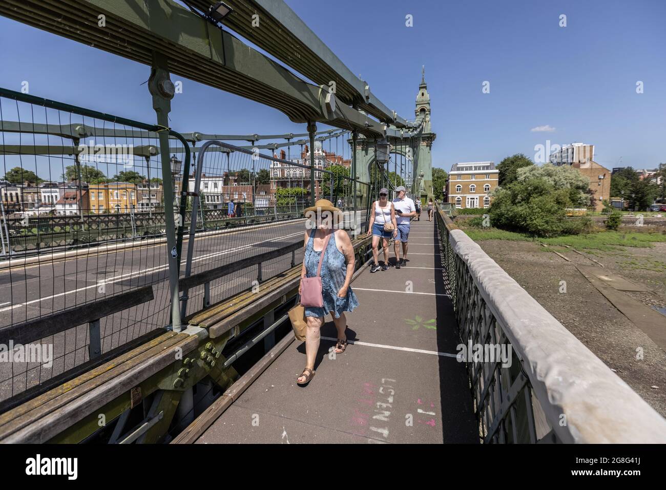 Die Hammersmith Bridge, die erste eiserne Hängebrücke, die die Themse überspannt, wird für Radfahrer und Fußgänger in West-London, England und Großbritannien wieder geöffnet Stockfoto