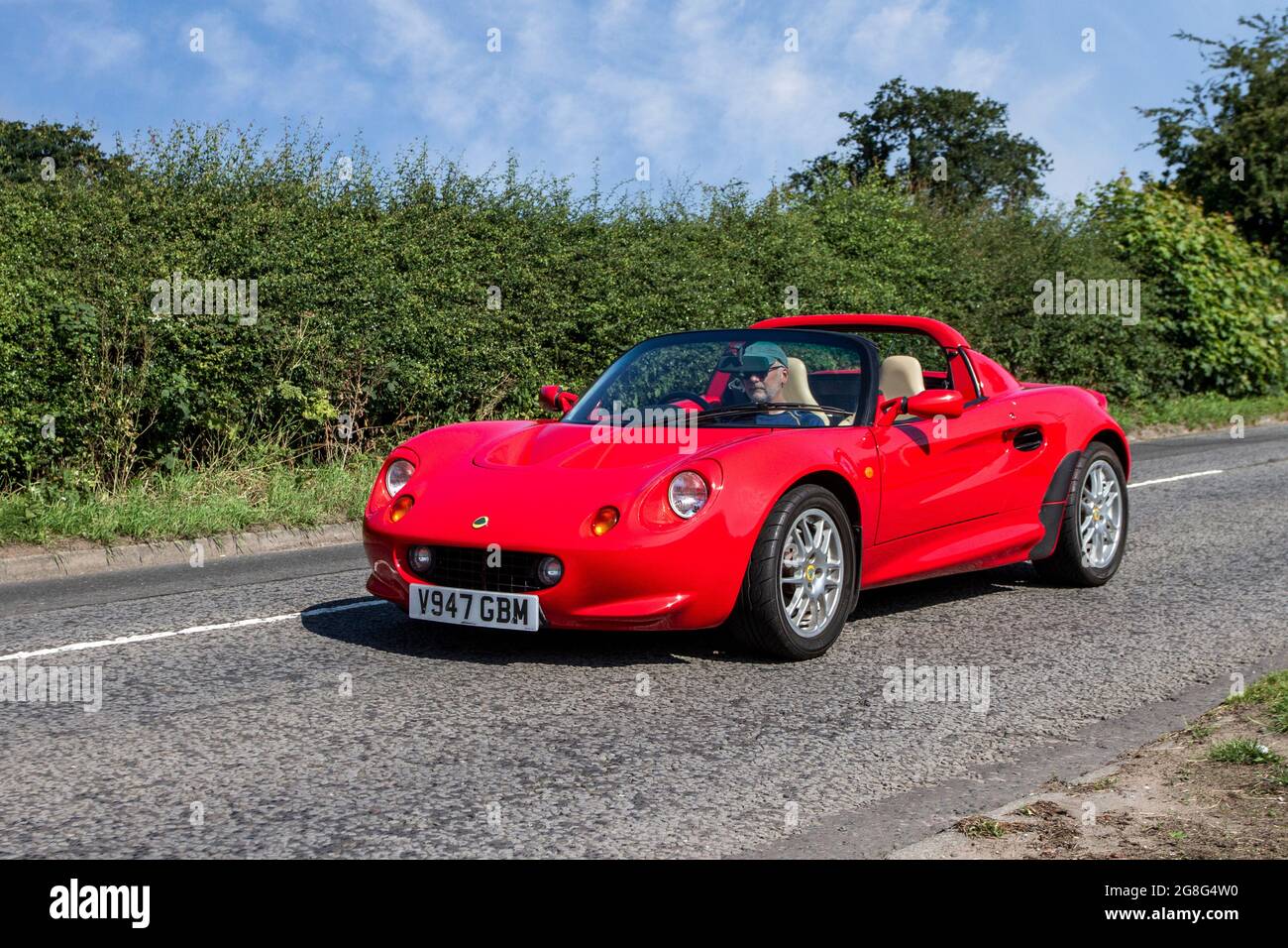 1999 90s roter Lotus Elise 5-Gang-Schaltgetriebe, 1796 ccm Benziner-Sportwagen auf dem Weg zur Capesthorne Hall Classic July Car Show, Ceshire, Großbritannien Stockfoto