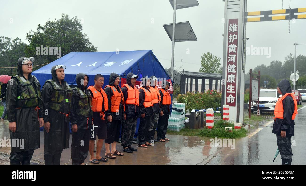 Jiaozuo, Chinas Provinz Henan. Juli 2021. Hochwasserkontrollarbeiter bereiten sich auf eine Patrouille am Fluss Danhe im Dorf Chenzhuang, Gemeinde Motou, Bezirk Bo'ai von Jiaozuo, Provinz Henan, Zentralchina, vor, 20. Juli 2021. Die Flüsse in Jiaozuo haben einen Anstieg des Wasserpegels erlebt, als in letzter Zeit andauernde Regenfälle die Stadt heimgesucht haben. Die lokalen Behörden haben Hochwasserschutzkräfte organisiert, um die Stadt rund um die Uhr zu patrouillieren und versteckte Gefahren zu beseitigen, um die Sicherheit von Leben und Eigentum der Menschen zu schützen. Quelle: Li Jianan/Xinhua/Alamy Live News Stockfoto