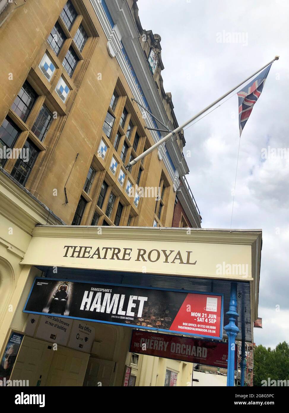 Außenansicht des Theatre Royal Windsor, England mit einem Plakat für HAMLET von Shakespeare, das von Juni bis September 2021 mit Sir Ian McKellen als dänischem Prinzen aufgeführt wird. Unter der Regie von Sian Mathias und produziert von Bill Kenwright ist dies eine neu gestaltete Produktion von Alter, Farbblindheit und Geschlechterblindheit. Außerdem sind Jonathan Hyde als Claudius, Jenny Seagrove als Gertrude, Frances Barber als Polonius und Alis Wyn Davies als Ophelia mit Bühnenbild von Lee Newby, Kostümen von Loren Epstein, Perücken & Make-up von Susanna Peretz und Beleuchtung von Zoe Spurr zu sehen. Stockfoto