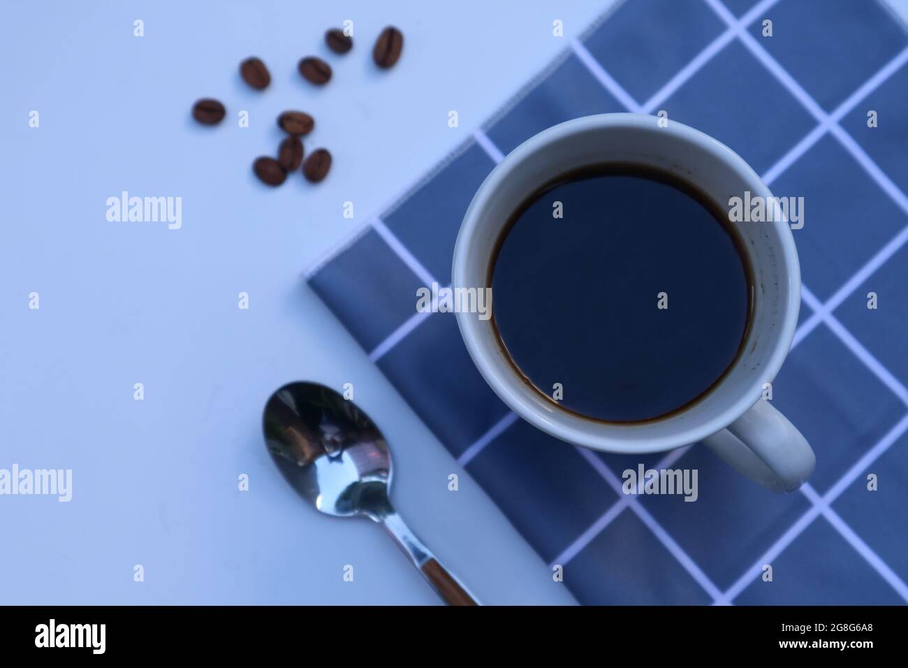 Eine Tasse Kaffee auf weißem Hintergrund mit Platz für Text oder Bild. Stockfoto