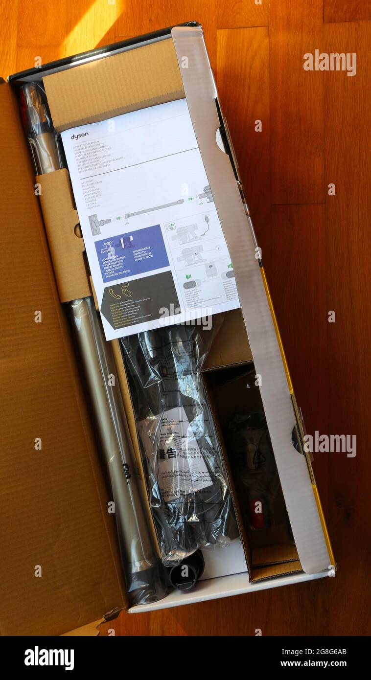 Foto eines nagelneuen aufrechten Staubsaugers Dyson V8 Animal+ noch in der  offenen Box Stockfotografie - Alamy