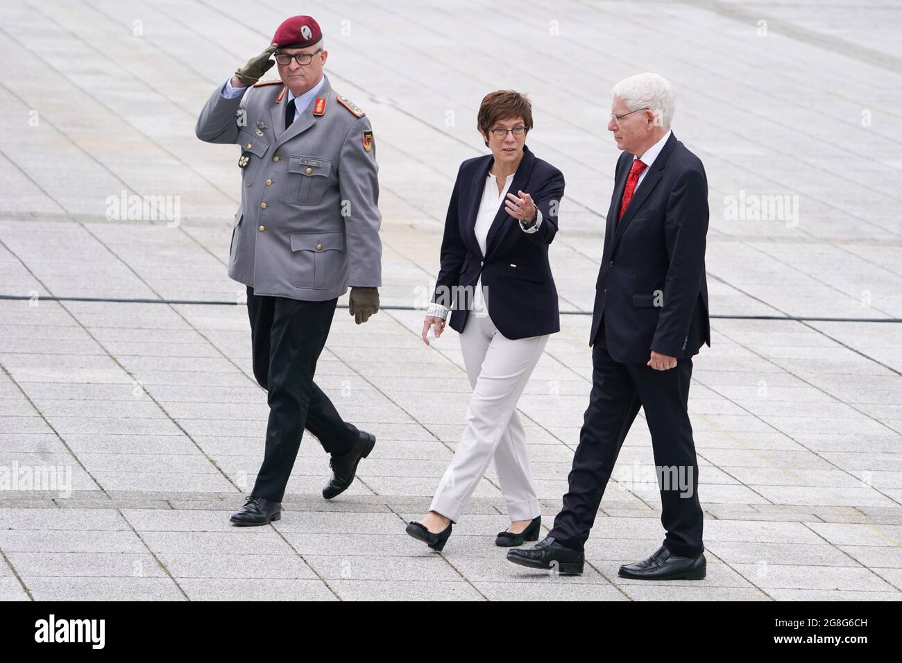 20. Juli 2021, Berlin: Bundesverteidigungsministerin Annegret Kramp-Karrenbauer (CDU) in Anwesenheit von Generalinspekteur Eberhard Zorn (l.) und dem Vorsitzenden des Zentralrats der Juden in Deutschland, Josef Schuster, bei der Zusage der Treue zum Gedenken an die im Widerstand gegen die nationalsozialistische Tyrannei Ermordeten. Vor siebenundsiebzig Jahren, am 20. Juli 1944, hatten Wehrmachtsoffiziere unter der Leitung von Claus Schenk Graf von Stauffenberg erfolglos versucht, Hitler mit einer Bombe zu töten und den Krieg zu beenden. Stauffenberg und drei Mitverschwörer wurden am Abend des Attentats im Bendlerblock angeschossen Stockfoto