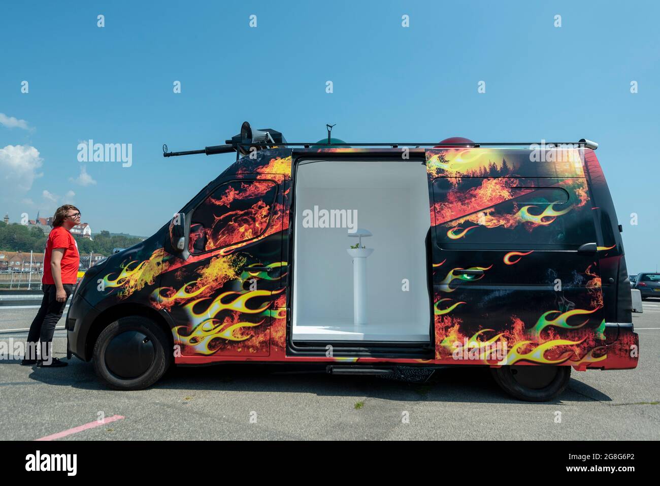 Folkestone, Großbritannien. 20. Juli 2021. „Climate Emergency Services“, 2021, von Mike Stubbs, einem merkwürdig angepassten Hot Rod Vehicle. Darin befindet sich ein Labor mit Pflanzen und den neuesten Technologien zur Messung der Luftqualität. Vorschau auf die Plot-Ausstellung, die fünfte Creative Folkestone Triennale. Folkestone hat keine öffentlich geförderte Kunstgalerie, so dass renommierte Künstler eingeladen wurden, öffentliche Räume zu nutzen, um neue Kunstwerke in der Küstenstadt zu schaffen. Vom 22. Juli bis zum 2. November 2021 sind über 20 Werke zu sehen. Kredit: Stephen Chung / Alamy Live Nachrichten Stockfoto