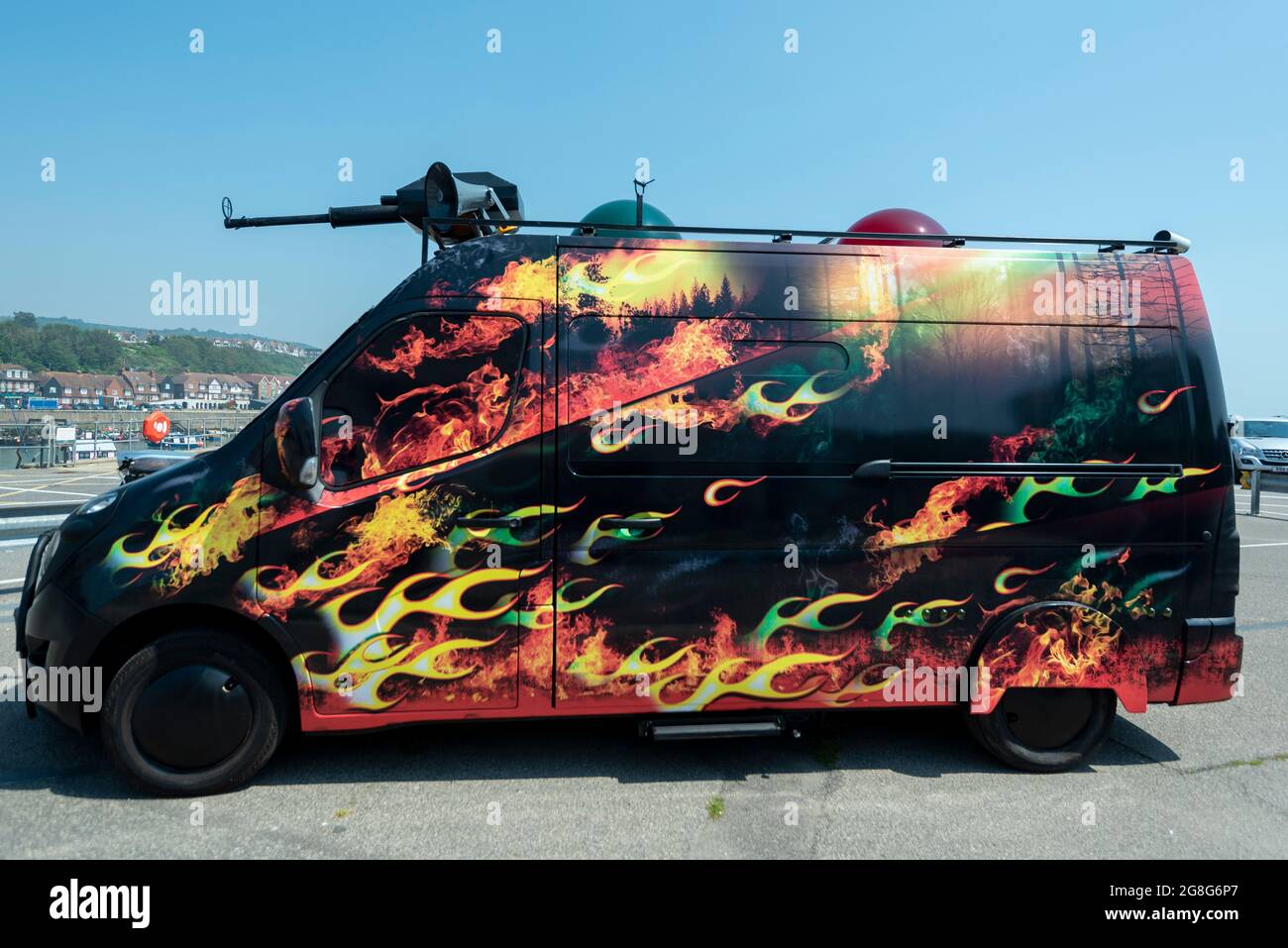 Folkestone, Großbritannien. 20. Juli 2021. „Climate Emergency Services“, 2021, von Mike Stubbs, einem merkwürdig angepassten Hot Rod Vehicle. Darin befindet sich ein Labor mit Pflanzen und den neuesten Technologien zur Messung der Luftqualität. Vorschau auf die Plot-Ausstellung, die fünfte Creative Folkestone Triennale. Folkestone hat keine öffentlich geförderte Kunstgalerie, so dass renommierte Künstler eingeladen wurden, öffentliche Räume zu nutzen, um neue Kunstwerke in der Küstenstadt zu schaffen. Vom 22. Juli bis zum 2. November 2021 sind über 20 Werke zu sehen. Kredit: Stephen Chung / Alamy Live Nachrichten Stockfoto