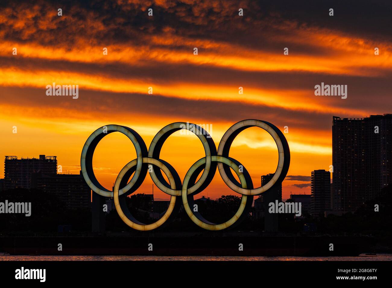 Tokio, Japan. Juli 2021. Die Olympischen Spiele erklingt bei Sonnenuntergang in der Bucht von Tokio vor dem Beginn der Olympischen Spiele in Tokio, Japan, am Dienstag, den 20. Juli 2021. Foto von Richard Ellis/UPI. Kredit: UPI/Alamy Live Nachrichten Stockfoto