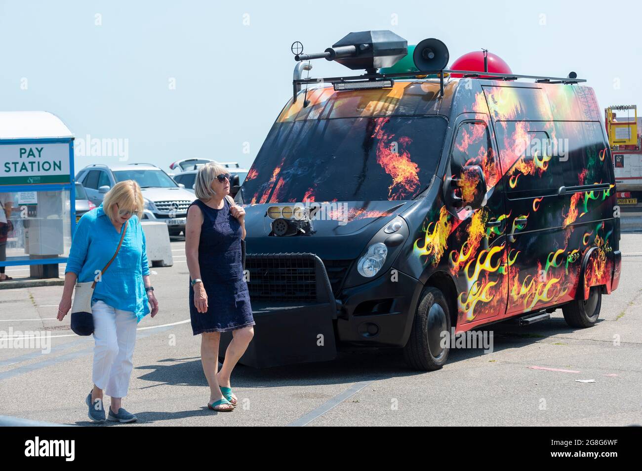 Folkestone, Großbritannien. 20. Juli 2021. „Climate Emergency Services“, 2021, von Mike Stubbs, einem merkwürdig angepassten Hot Rod Vehicle. Darin befindet sich ein Labor mit Pflanzen und den neuesten Technologien zur Messung der Luftqualität. Vorschau auf die Plot-Ausstellung, die fünfte Creative Folkestone Triennale. Folkestone hat keine öffentlich geförderte Kunstgalerie, so dass renommierte Künstler eingeladen wurden, öffentliche Räume zu nutzen, um neue Kunstwerke in der Küstenstadt zu schaffen. Vom 22. Juli bis zum 2. November 2021 sind über 20 Werke zu sehen. Kredit: Stephen Chung / Alamy Live Nachrichten Stockfoto