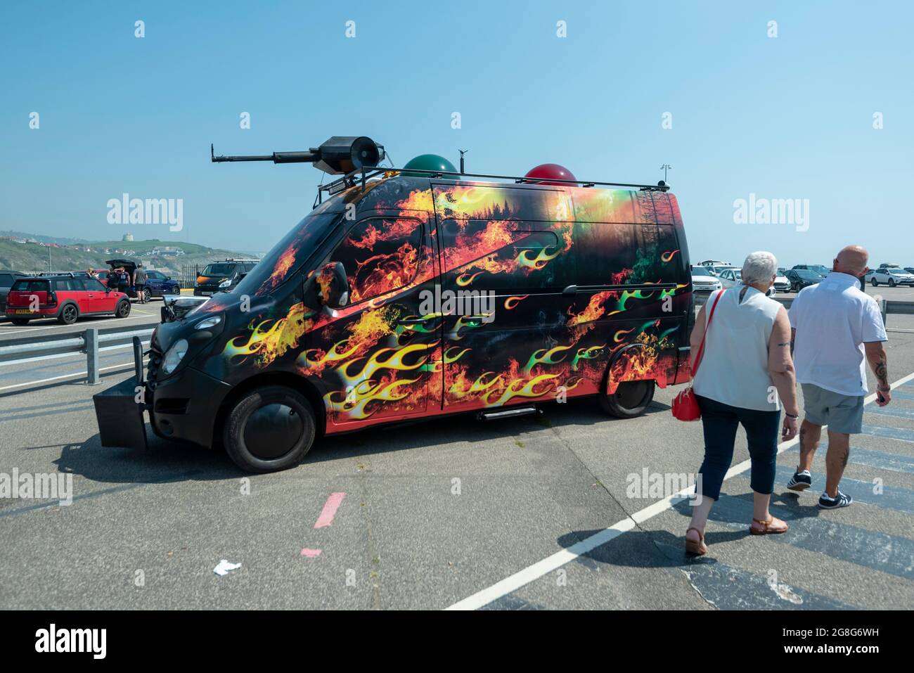 Folkestone, Großbritannien. 20. Juli 2021. „Climate Emergency Services“, 2021, von Mike Stubbs, einem merkwürdig angepassten Hot Rod Vehicle. Darin befindet sich ein Labor mit Pflanzen und den neuesten Technologien zur Messung der Luftqualität. Vorschau auf die Plot-Ausstellung, die fünfte Creative Folkestone Triennale. Folkestone hat keine öffentlich geförderte Kunstgalerie, so dass renommierte Künstler eingeladen wurden, öffentliche Räume zu nutzen, um neue Kunstwerke in der Küstenstadt zu schaffen. Vom 22. Juli bis zum 2. November 2021 sind über 20 Werke zu sehen. Kredit: Stephen Chung / Alamy Live Nachrichten Stockfoto