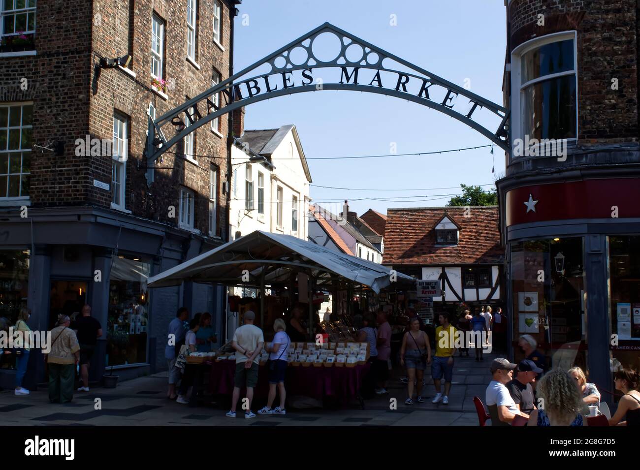 Der Parliament Street Metal Archway Eingang zum Shamlble Market, York. Stockfoto