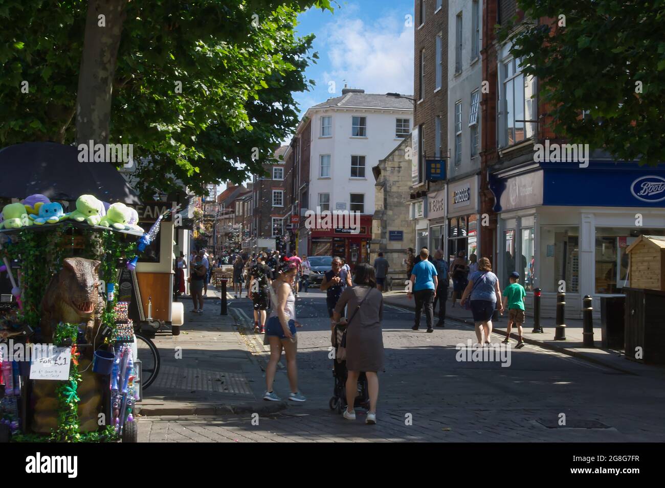 Saint Sampson Square, York. Am nördlichen Ende des Einkaufsviertels befinden sich die römischen Bäder an der Ecke der Finkle Street Stockfoto