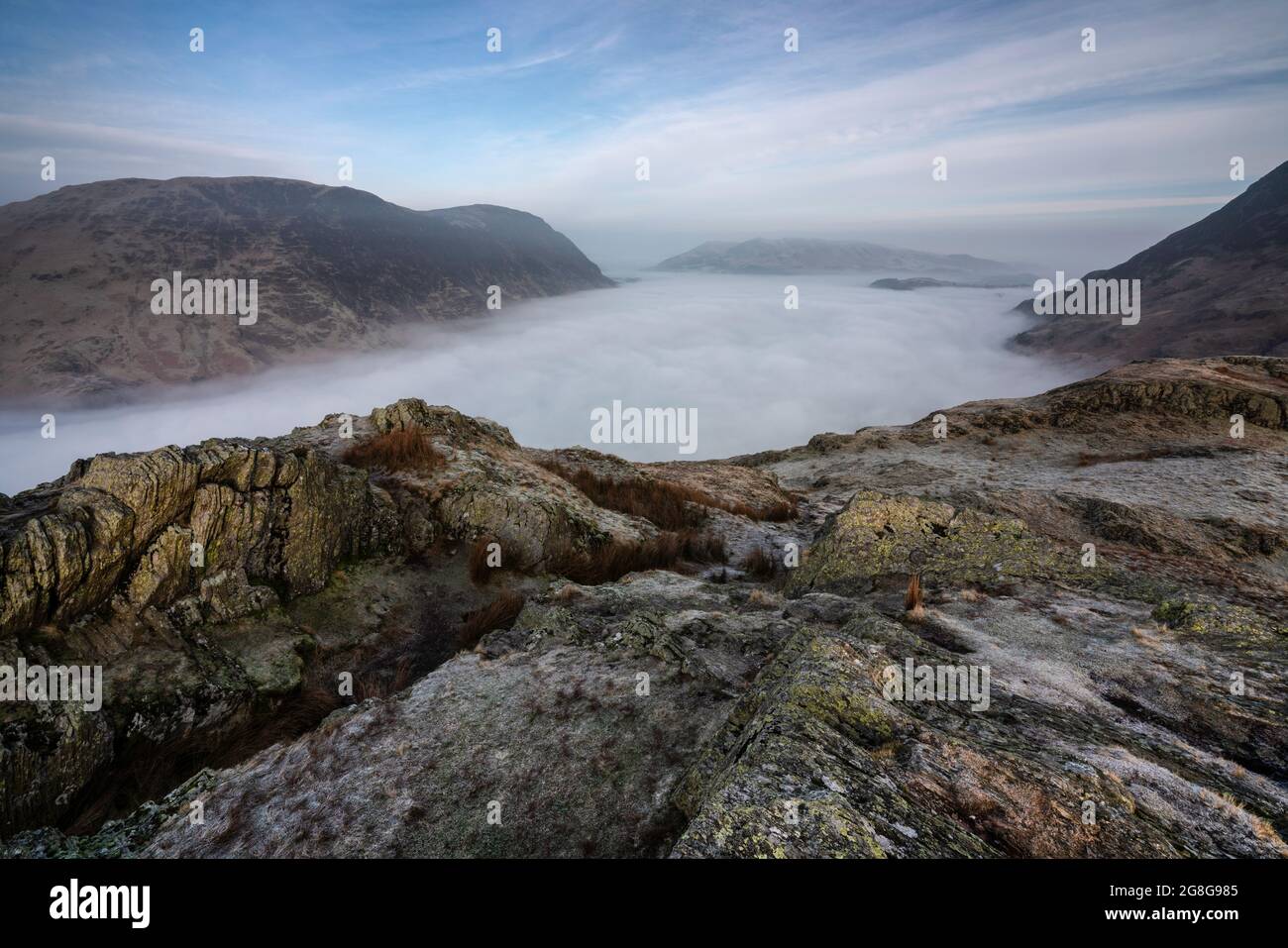 Seltene Wolkeninversion durch Crummock Water und Buttermere Valleys, vom Gipfel des Rannerdale Knotts Fell aus gesehen. Lake District, Cumbria, England Stockfoto