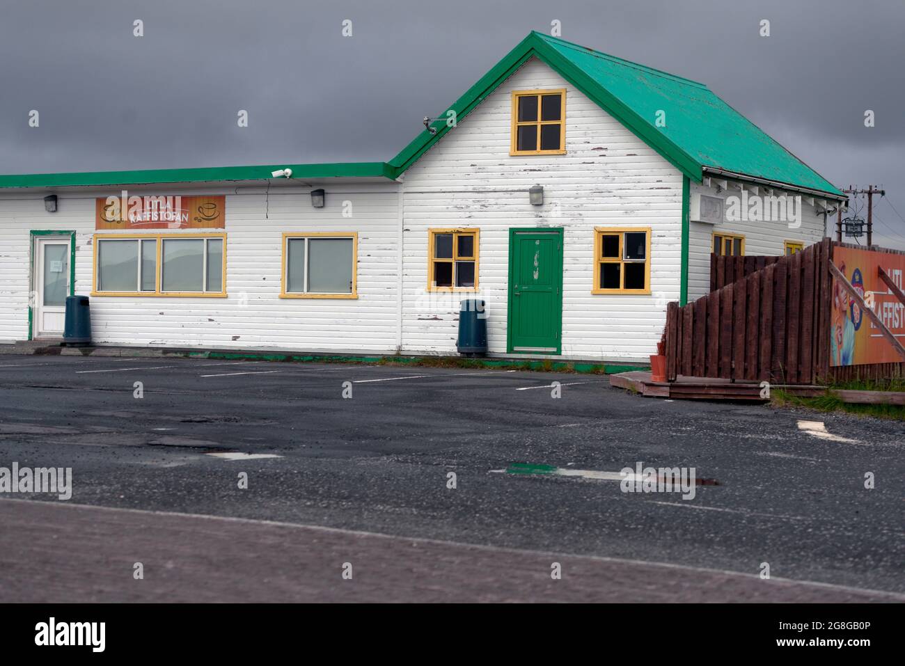 Trotz seiner Lage an der Ringstraße ging dieses Straßencafé im Südwesten Islands aufgrund der Auswirkungen von Covid-19 auf den Tourismus aus dem Geschäft. Stockfoto