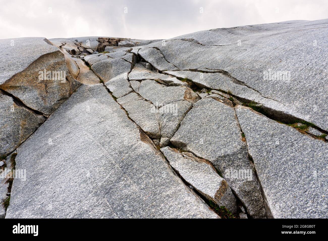 Gletscherlandform am eisfreien Gletscherfrontende. Steinige geprägte Felsen des Rhonegletschers am Furkapass, Wallis, Schweiz. Stockfoto