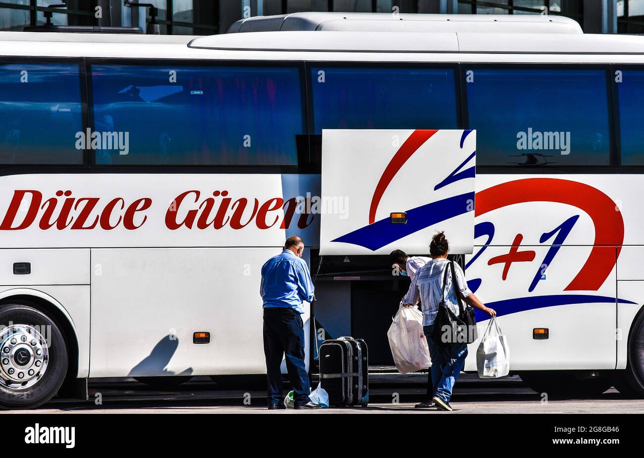 Passagiere verladen ihr Gepäck am zentralen Intercity-Busbahnhof während der neuntägigen Eid al-Adha-Reise in Ankara, Türkei, am Dienstag, dem 20. Juli 2021, in einen Bus. (Foto von GocherImagery/Sipa USA) Stockfoto