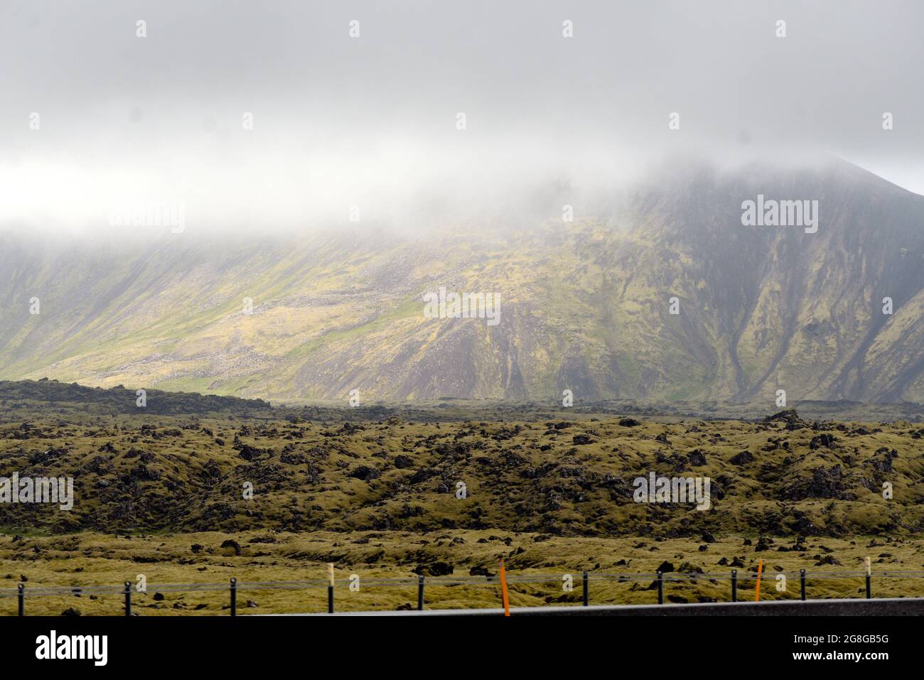 Ein düsterer Sommertag mit dunklen, tief hängenden Wolken im Hochland Islands. Stockfoto