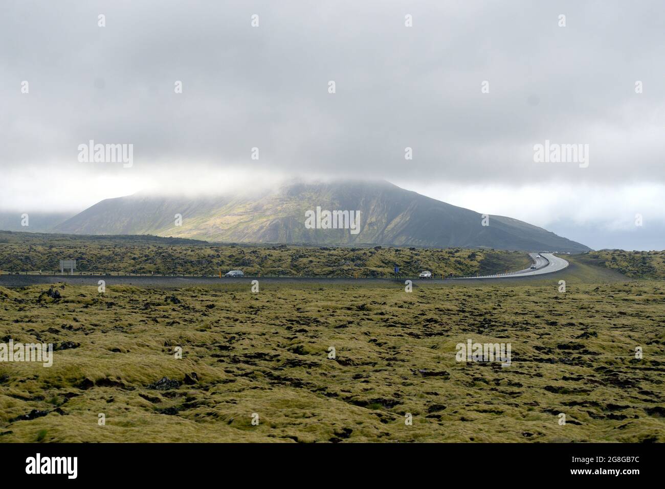 Ein düsterer Sommertag mit dunklen, tief hängenden Wolken im Hochland Islands. Stockfoto