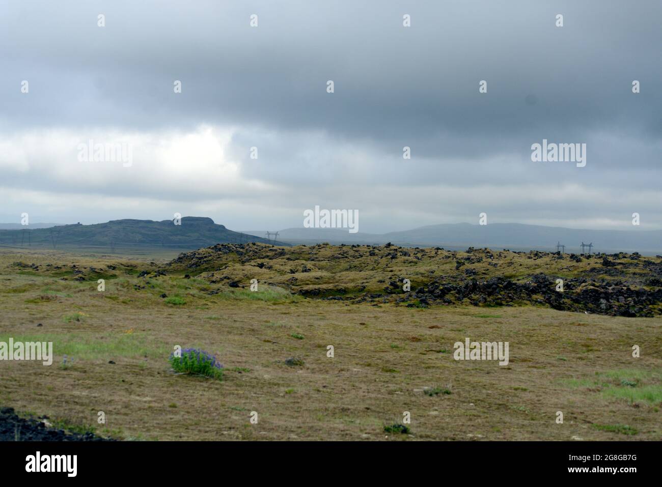Ein düsterer Sommertag mit dunklen, tief hängenden Wolken im Hochland Islands. Stockfoto