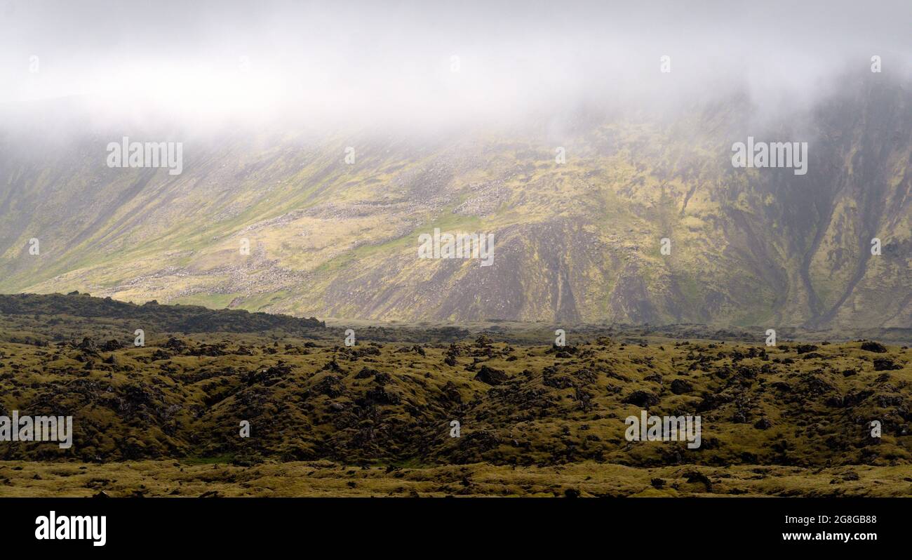 Ein düsterer Sommertag mit dunklen, tief hängenden Wolken im Hochland Islands. Stockfoto