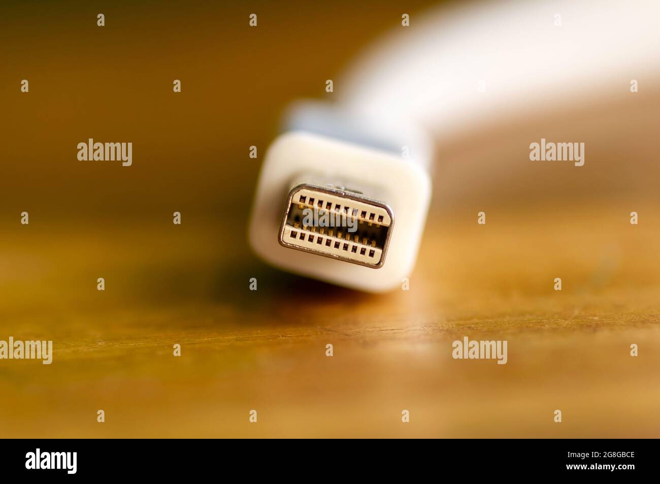 Adapter für weiße Kabelbuchse, ausgewählter Fokus. Stockfoto